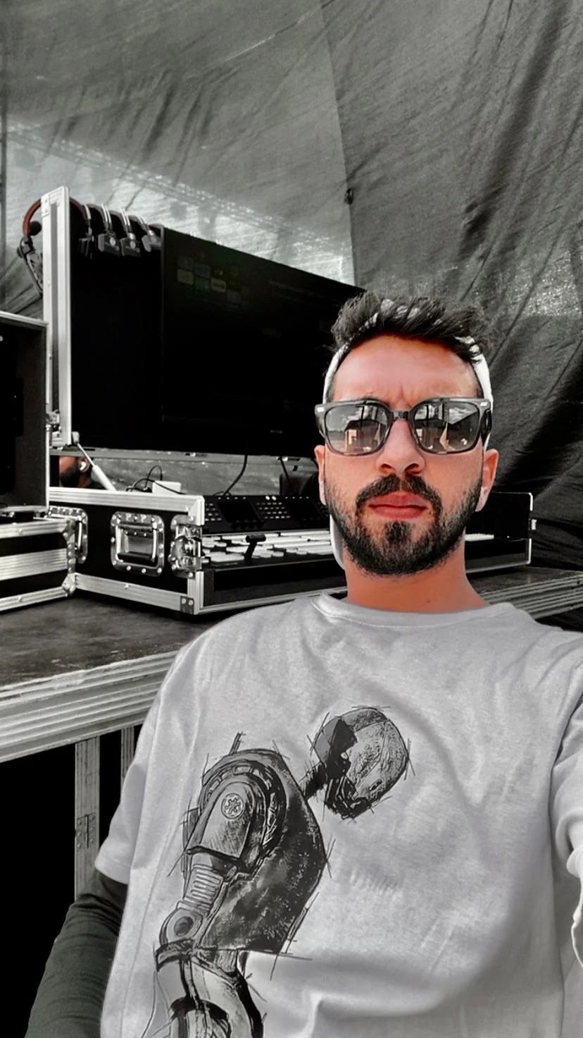 Backstage prodüksiyon alanında Yusuf Ziya Atbaş